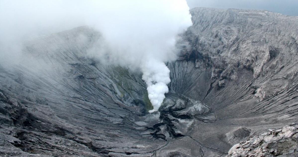  crat re  du volcan  Bromo  2392 m activit  fumerolles Geo fr