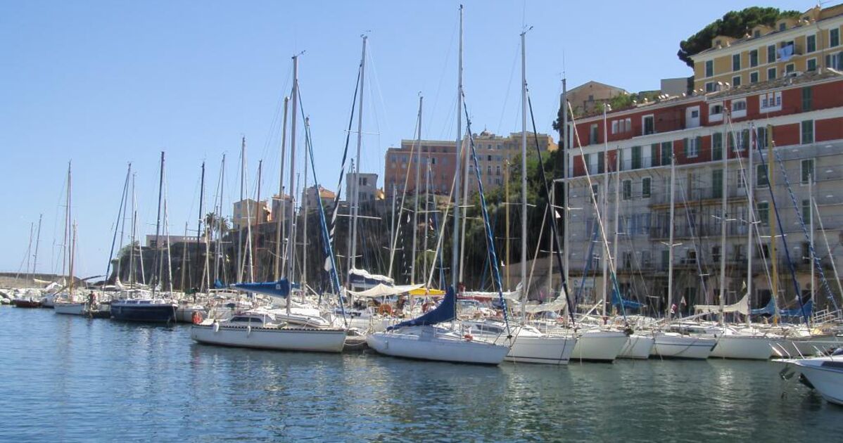 Le vieux port, A droite, la citadelle et la vieil1  Geo.fr