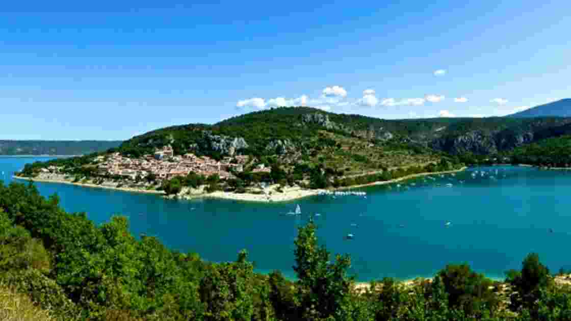 Lac de Sainte croix, village de Bauduen 