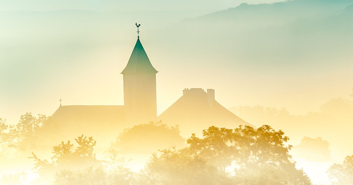 Clocher, par un matin brumeux du mois d'octobre en... - Geo.fr