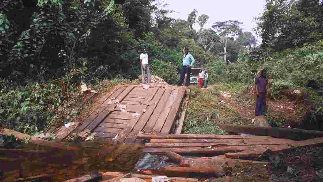 Congo 70 Sangha pont brisé sur la piste entre Ouesso et Souanké 1