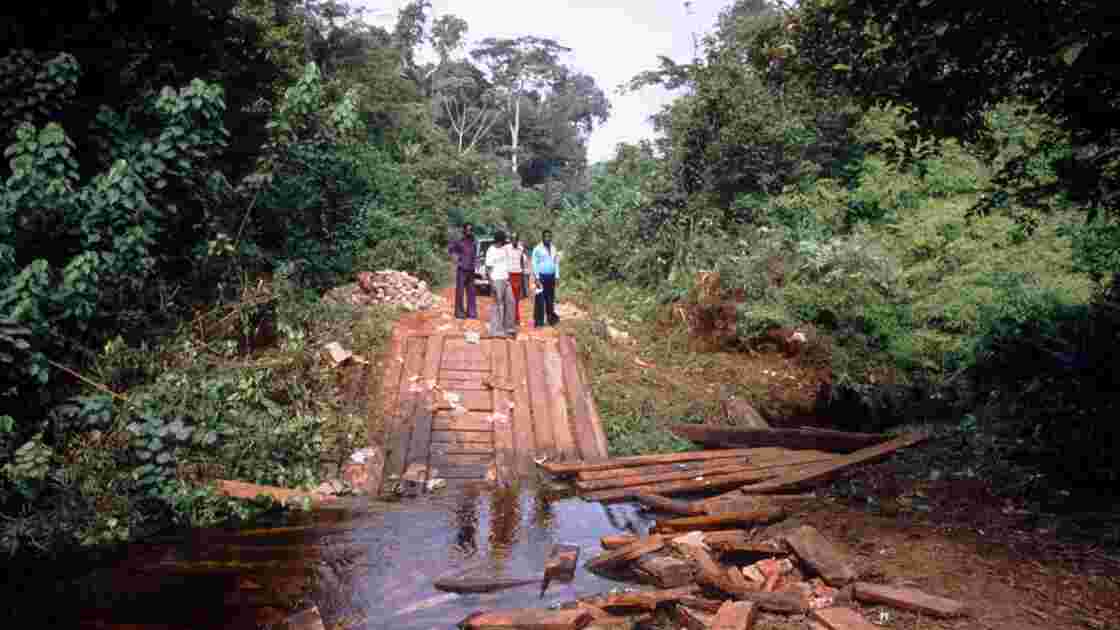 Congo 70 Sangha pont brisé sur la piste entre Ouesso et Souanké 2
