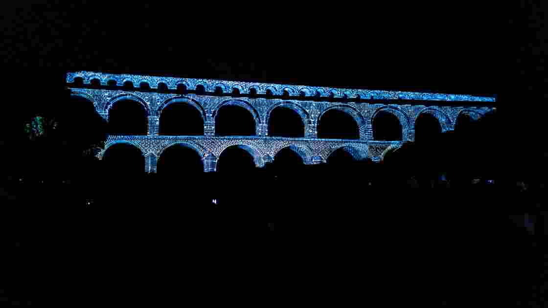 Le pont du Gard en Feu 