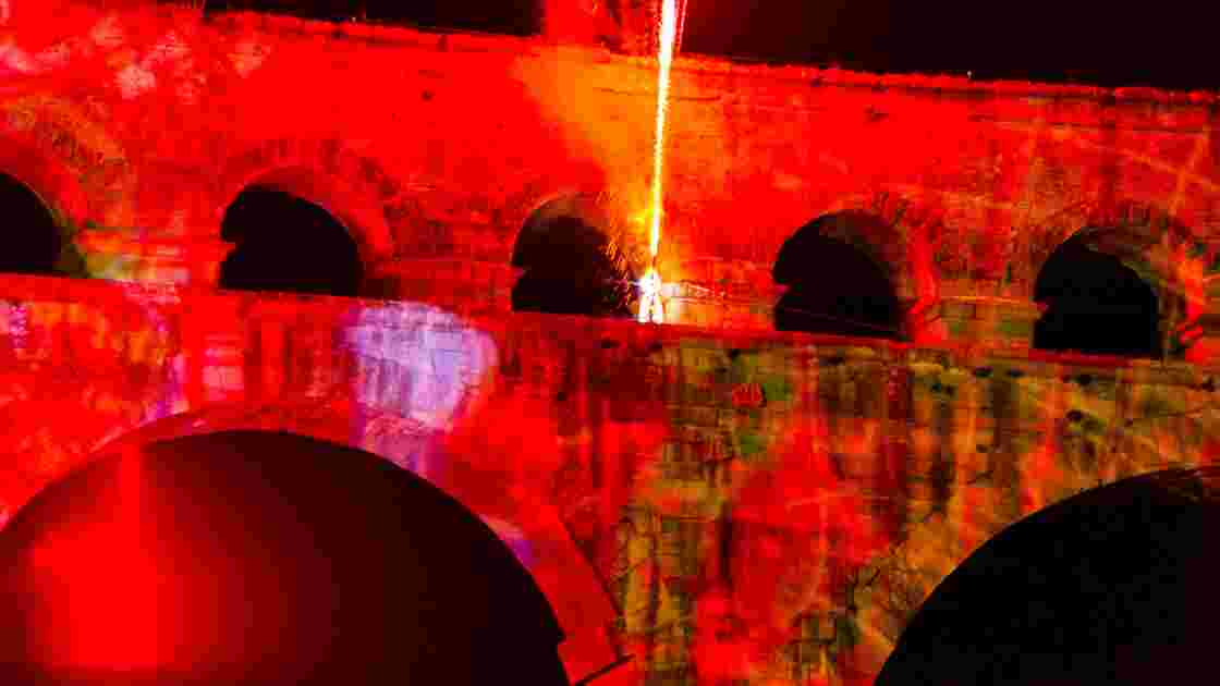 Le pont du Gard en Feu 