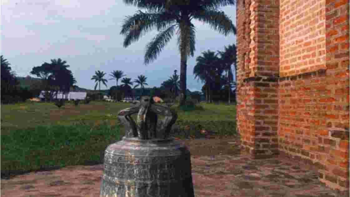 Congo 70 Mission de Kibouendé la cloche de l'église 1