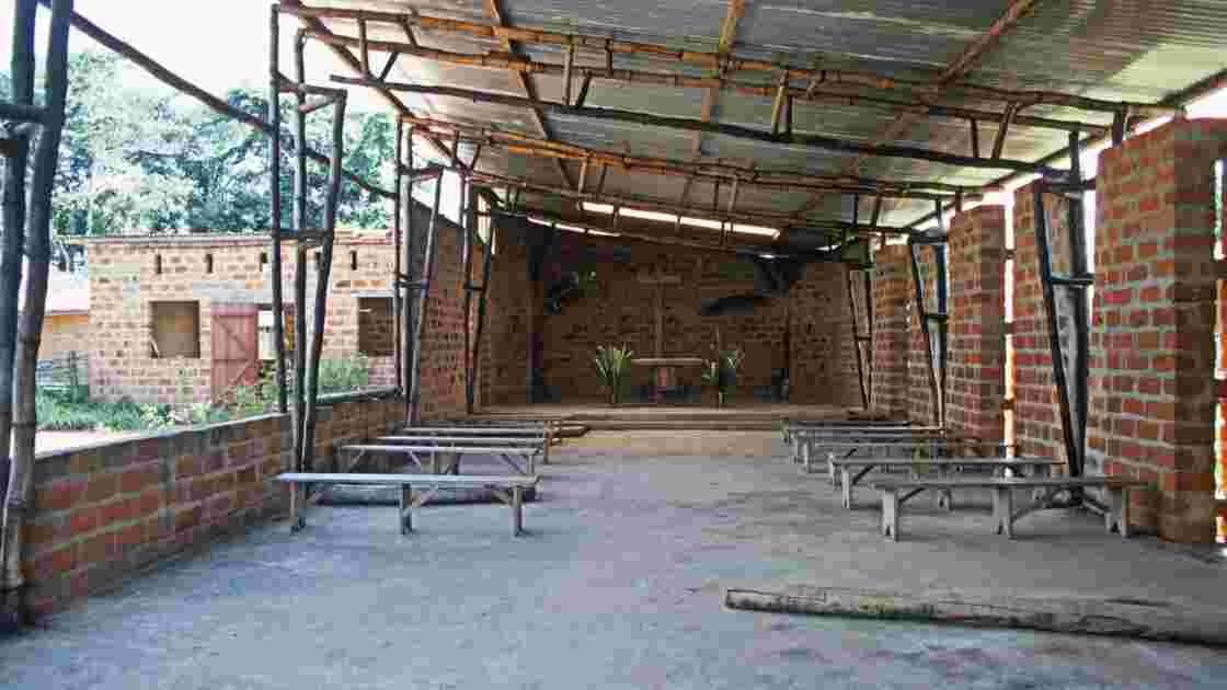 Congo 70 Mission de Kibouendé la petite église 