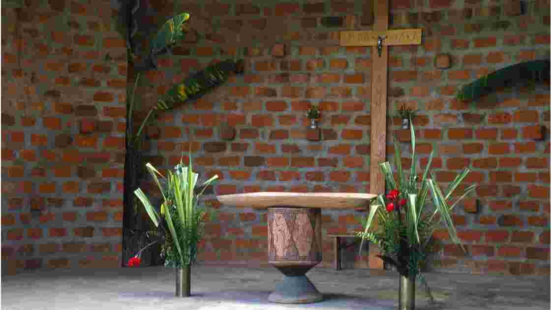 Congo 70 Mission de Kibouendé l'autel de la petite église