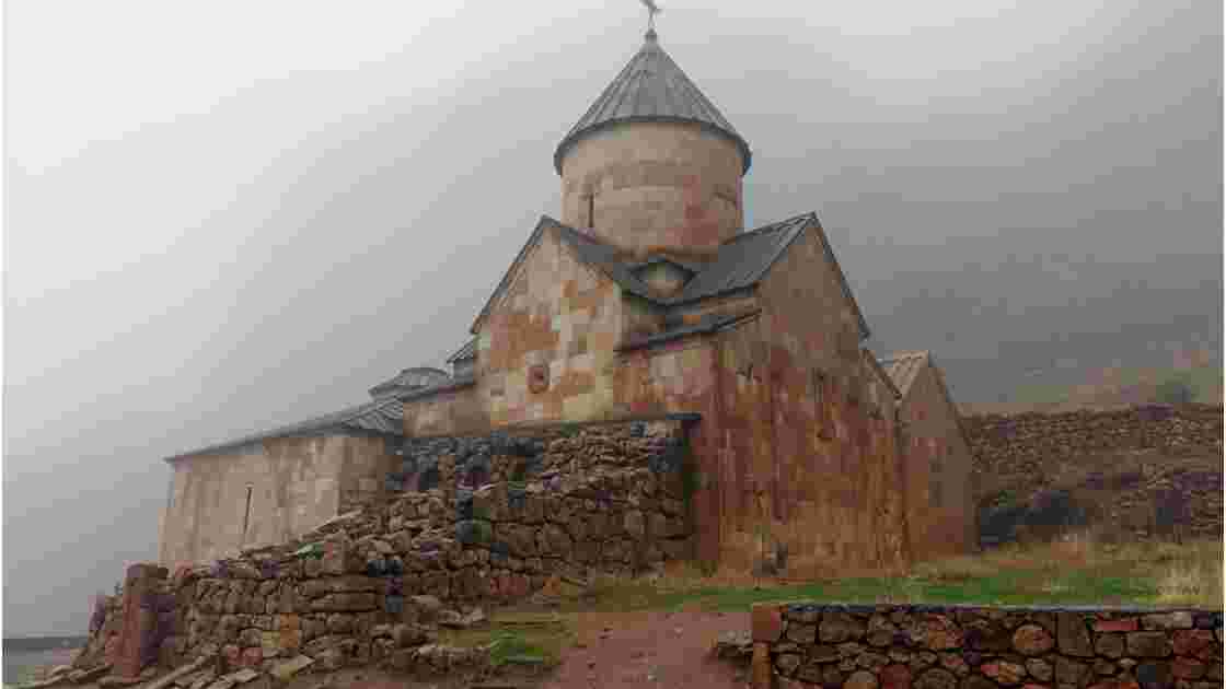 Arménie Noravank Saint-Jean-le-Précurseur (Karapet) et vestiges de l'ancienne Sourp Karapet 1