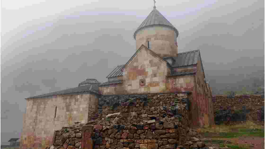Arménie Noravank Saint-Jean-le-Précurseur (Karapet) et vestiges de l'ancienne Sourp Karapet 2