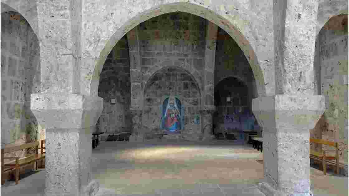 Arménie monastère de Haghartsine - réfectoire 2