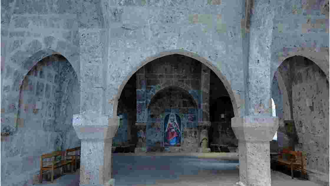 Arménie monastère de Haghartsine - réfectoire 1