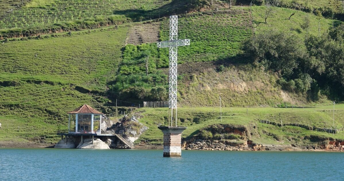 Colombie Croix De L Eglise Du Village El Penol Englouti Geo Fr