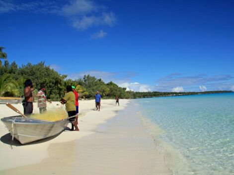 Nouvelle-Calédonie : pêche au maquereau sur une plage d'Ouvéa