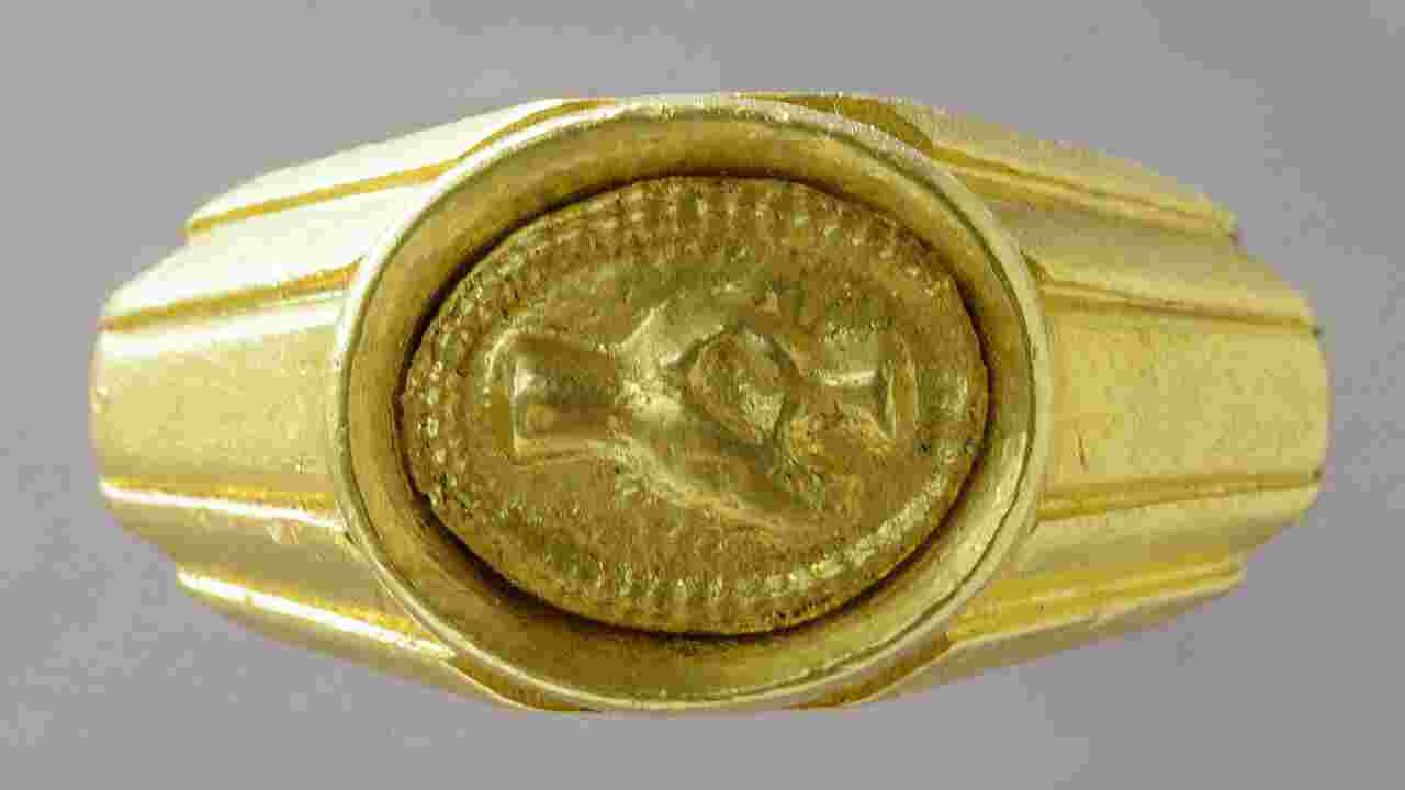 169 bagues en or datant de l'Âge du cuivre découvertes dans une sépulture en Roumanie
