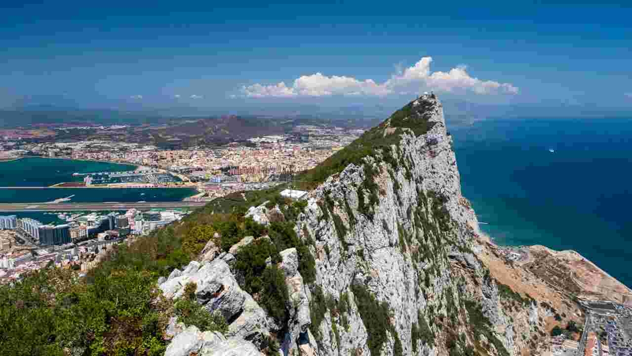 Gibraltar "devient" officiellement une ville : à qui appartient ce territoire stratégique ? 