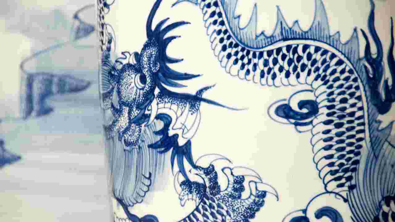 Un "banal" vase chinois estimé à 2000 euros adjugé une fortune aux enchères 