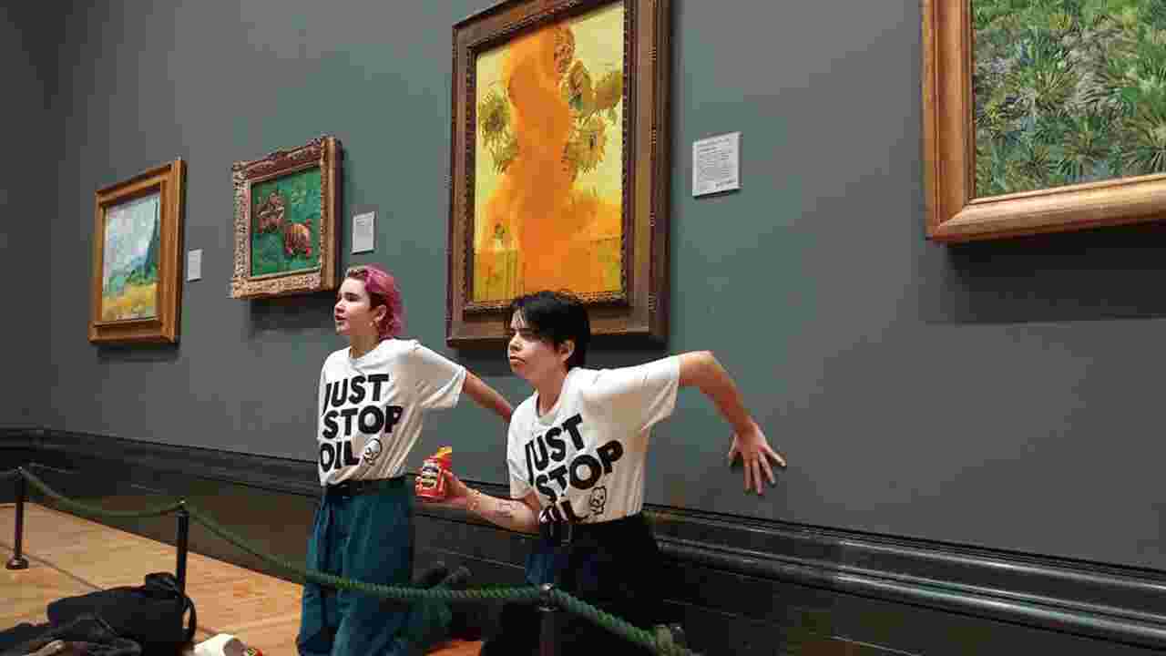 Des militants écologistes jettent de la soupe sur les "Tournesols" de Van Gogh, sans abîmer le tableau