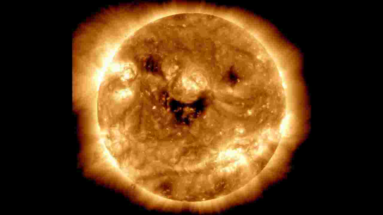 Observez le Soleil "sourire" à travers cet insolite cliché de la NASA