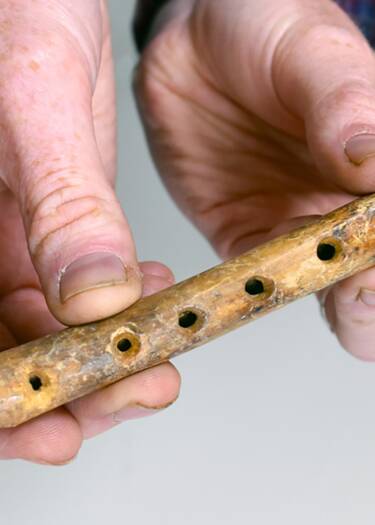 des-archeologues-retrouvent-une-rare-flute-en-os-de-plus-de-600-ans-en-angleterre.jpg