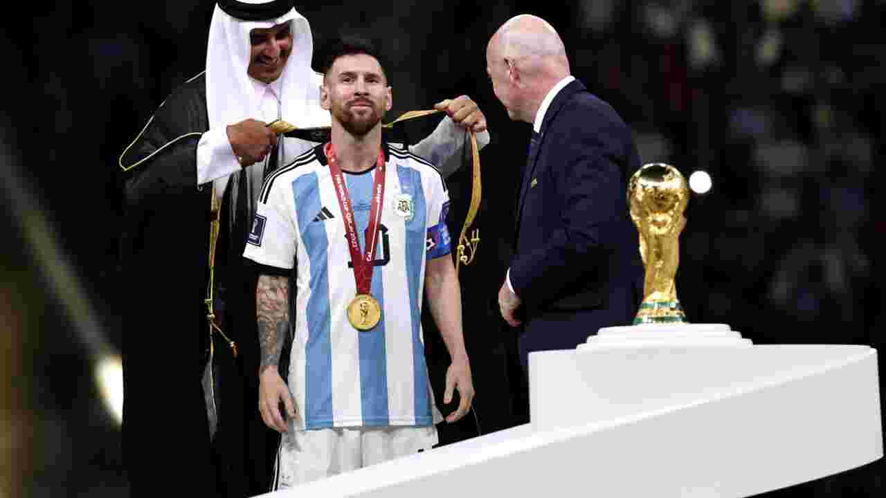 Coupe du monde : qu'est-ce que le "bisht", posé par l'émir du Qatar sur les épaules de Messi ?