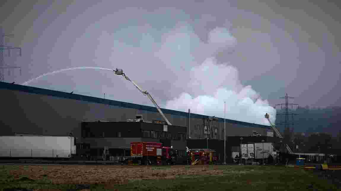 Incendie dans un bâtiment industriel abritant des batteries au lithium près de Rouen : pas de risques selon le préfet