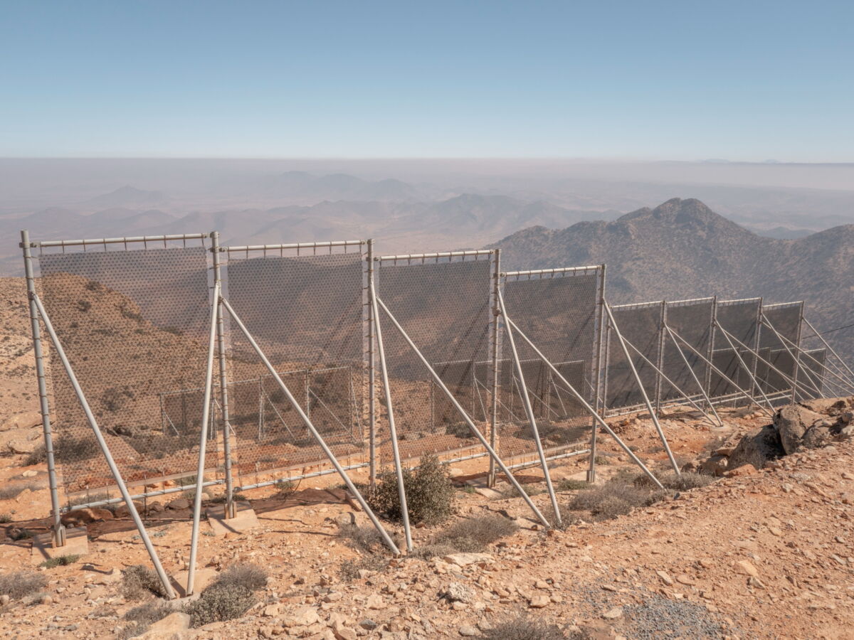Maroc : ces villages isolés et secs qui capturent l’eau… directement dans les nuages, au filet