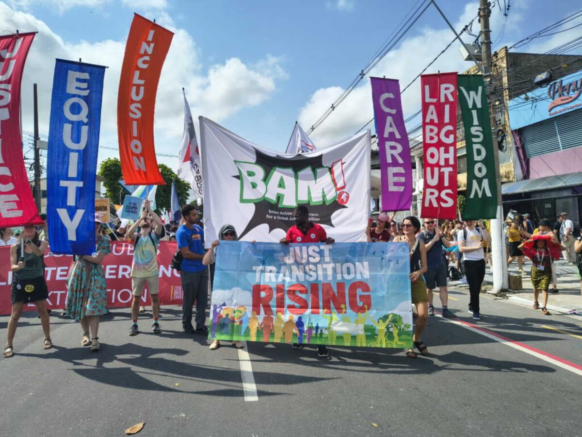 Badges, banderoles… "BAM" est devenu le mot-clé de la COP30, mais que désigne cet acronyme?