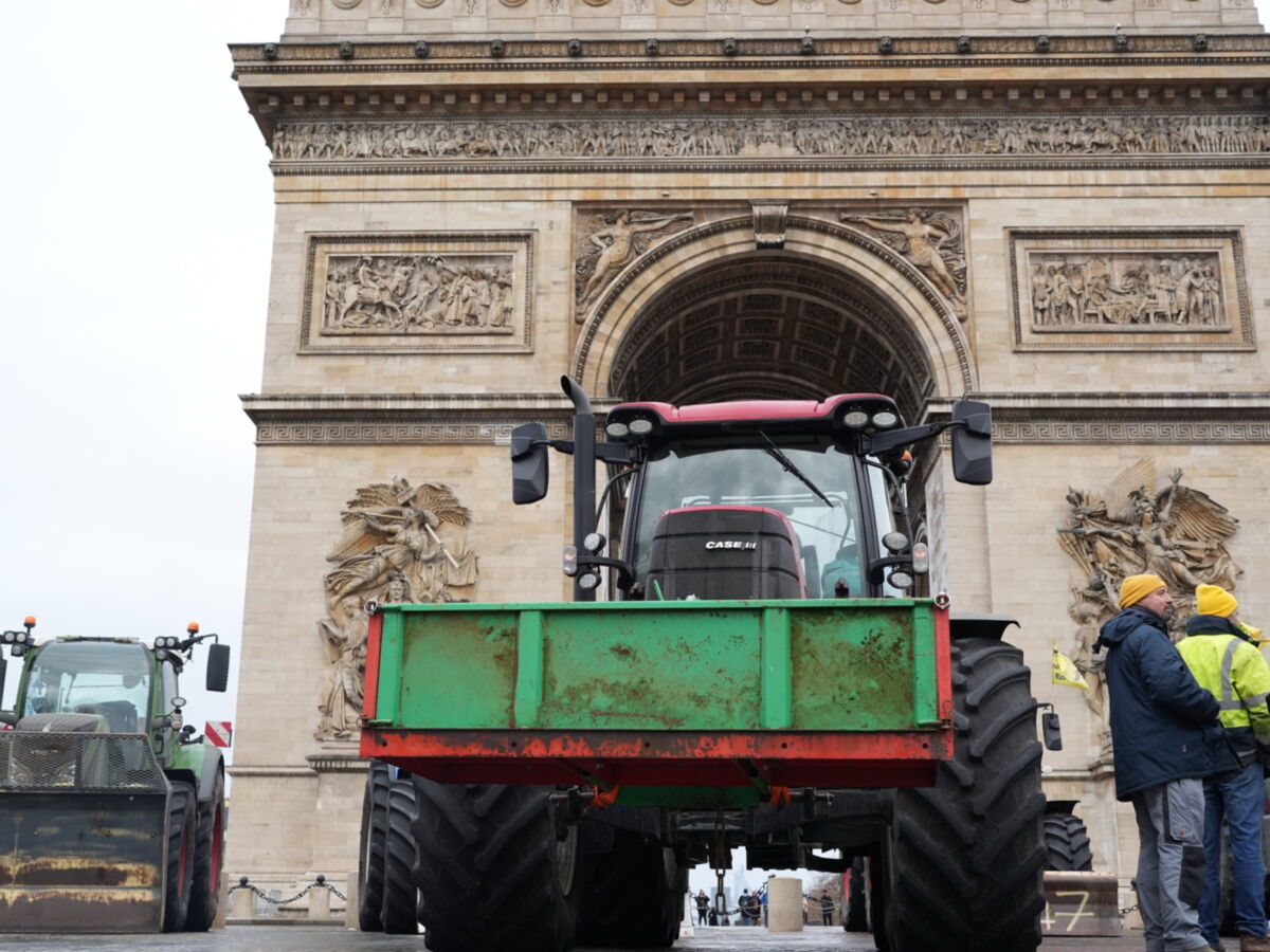 Des tracteurs aux pieds de l'Arc de Triomphe, les agriculteurs français au bord du gouffre