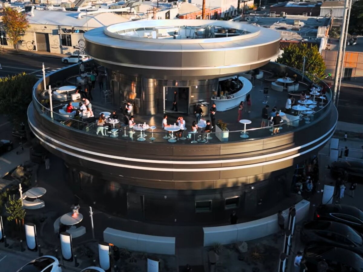 Tesla a ouvert un restaurant à Los Angeles, et les choses ne se passent pas comme prévu