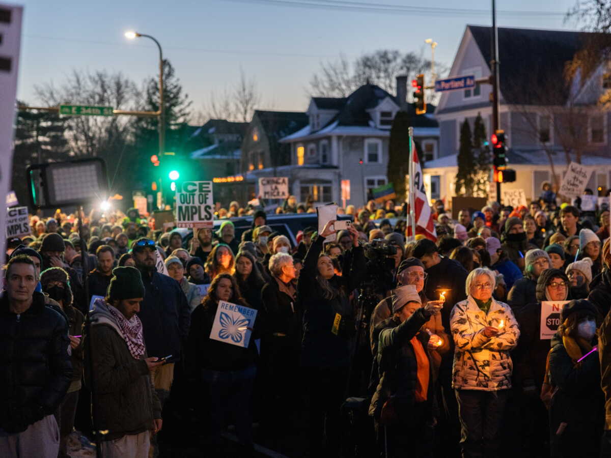 Aux États-Unis, la mort d'une femme dans un raid de la police de l'immigration secoue la ville de Minneapolis