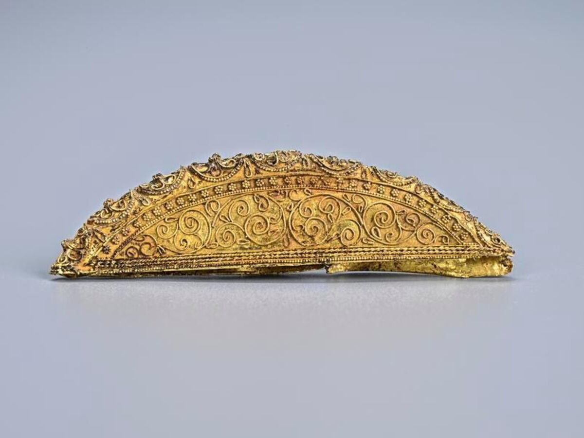 Un tombeau Tang dévoile des bijoux et vases en or et argent, traces d’une Chine déjà mondialisée en 698