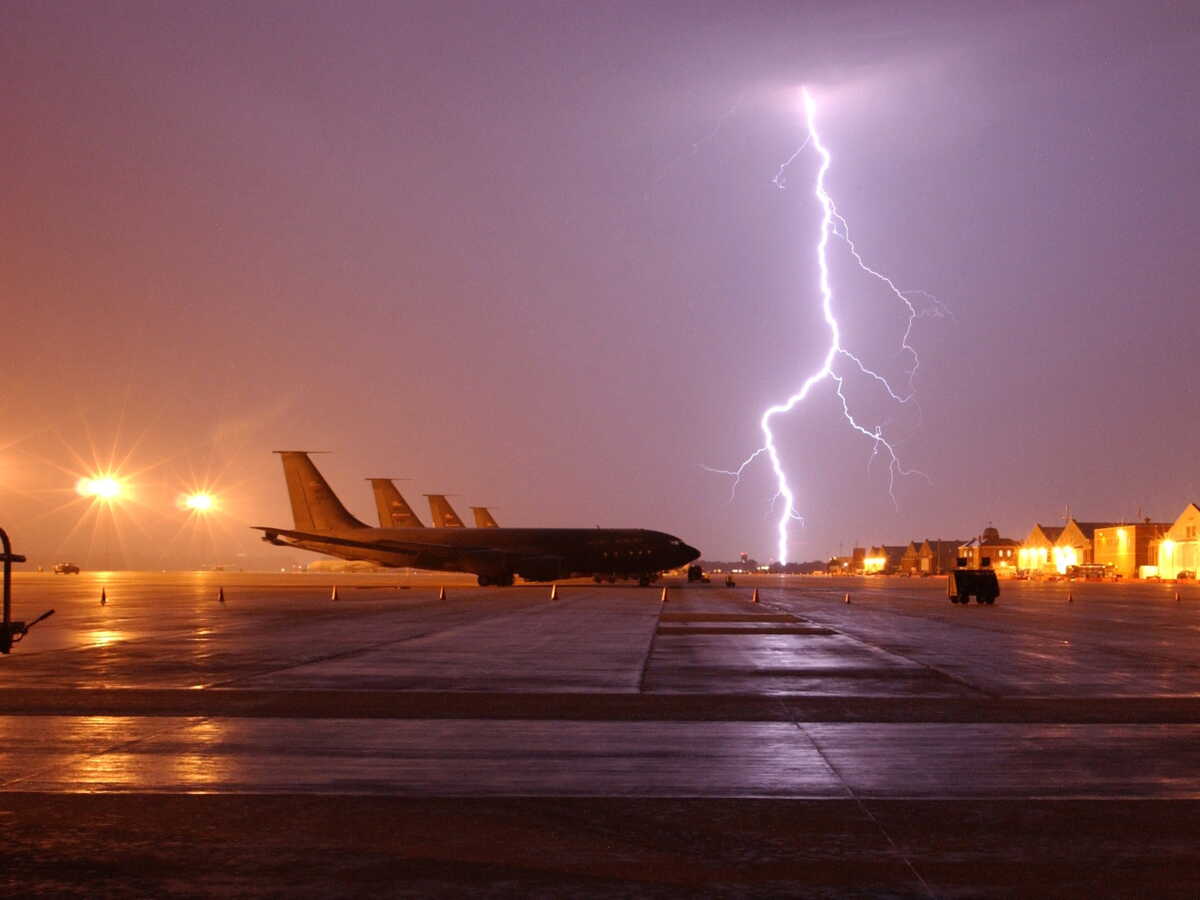 Comment les pilotes d'avions évitent les orages pour des vols en toute sécurité
