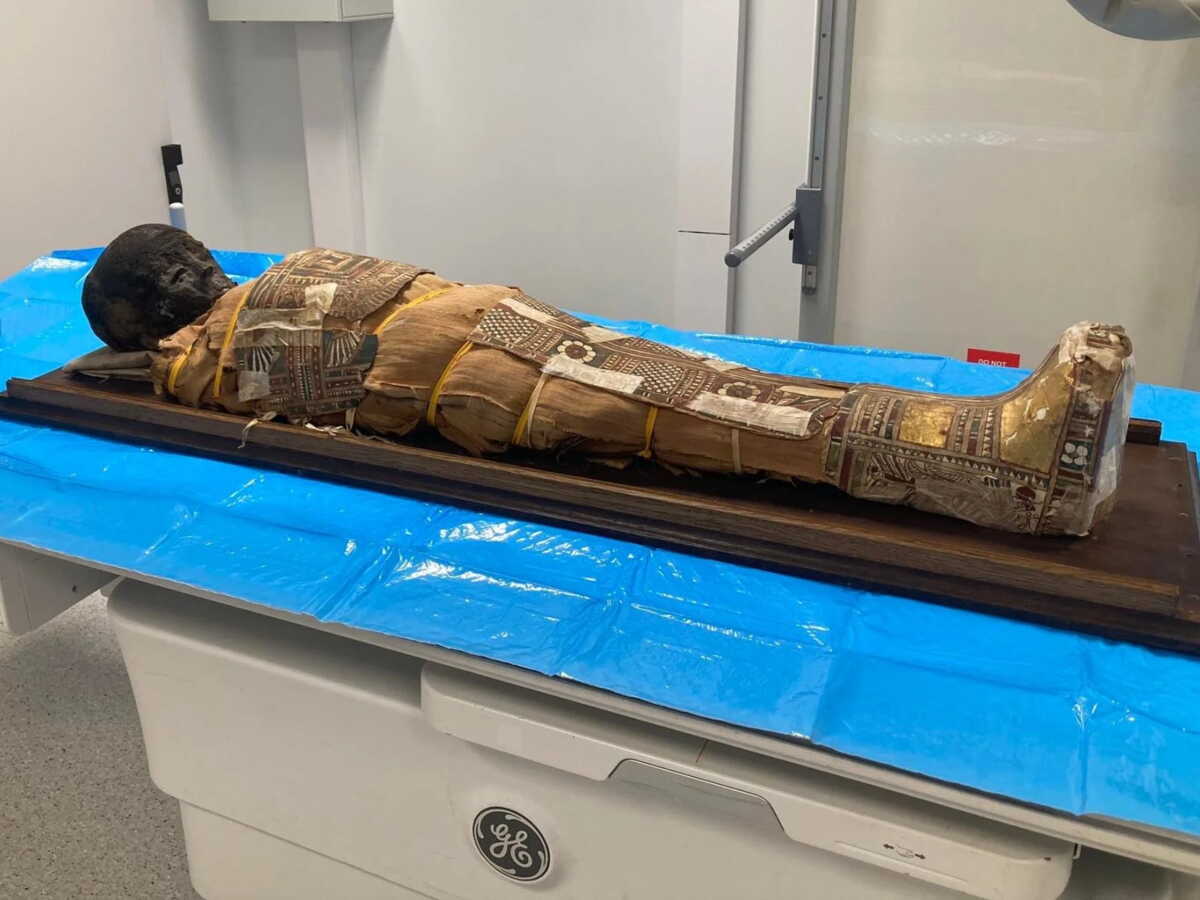 Un enfant momifié, porteur d'un curieux objet: la momie de Wrocław se dévoile enfin à la science