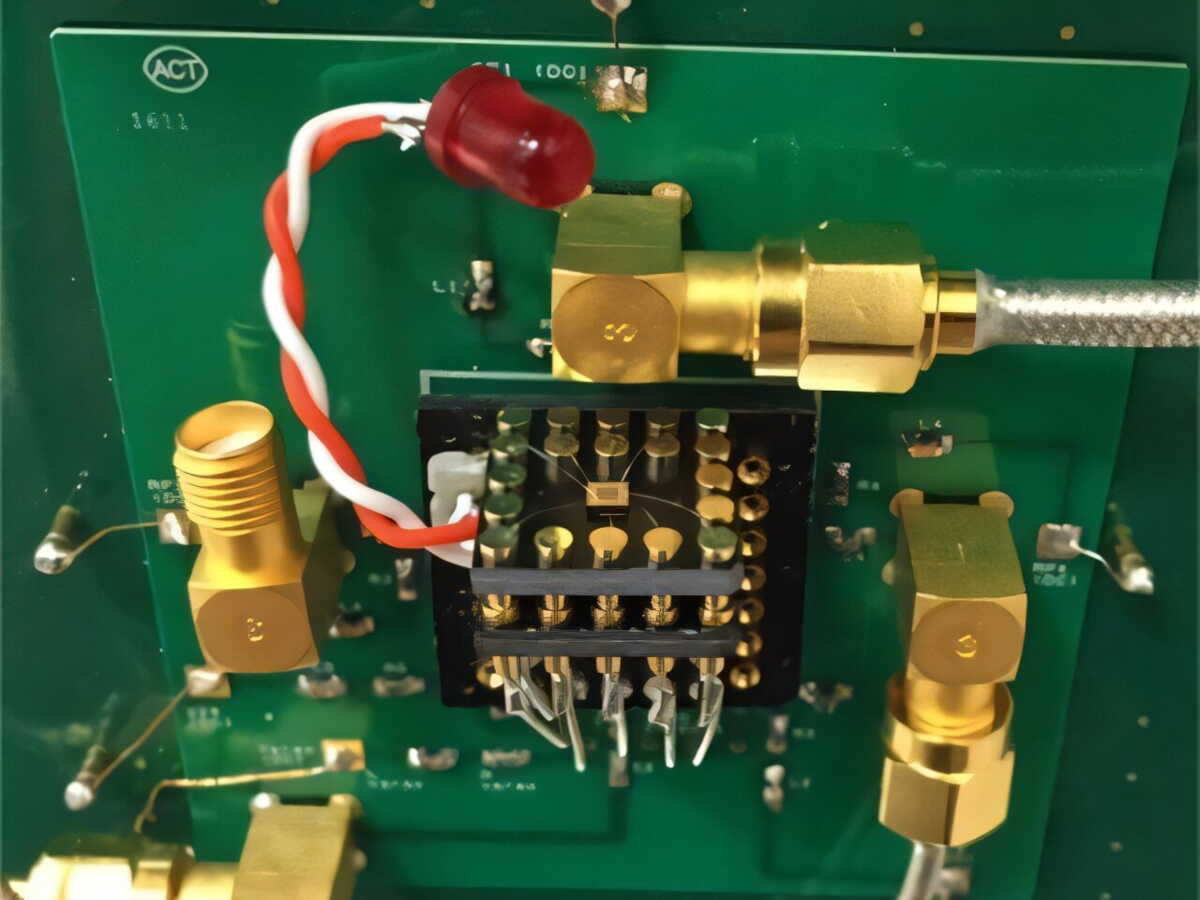 Un dispositif quantique transforme de l'électricité en vibrations inédites, proches du son