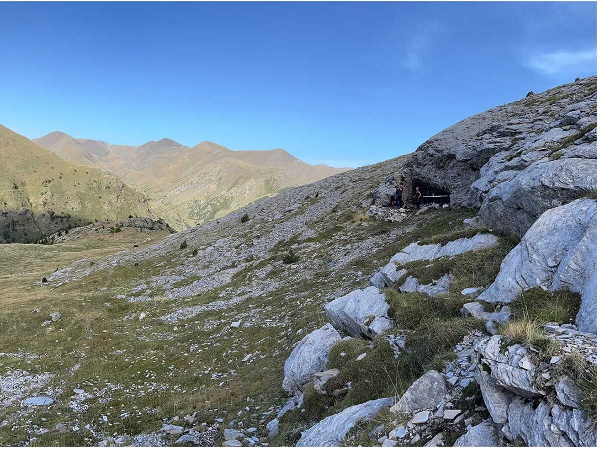 Dans une grotte des Pyrénées, une mystérieuse roche verte révèle 4000 ans d'activité préhistorique