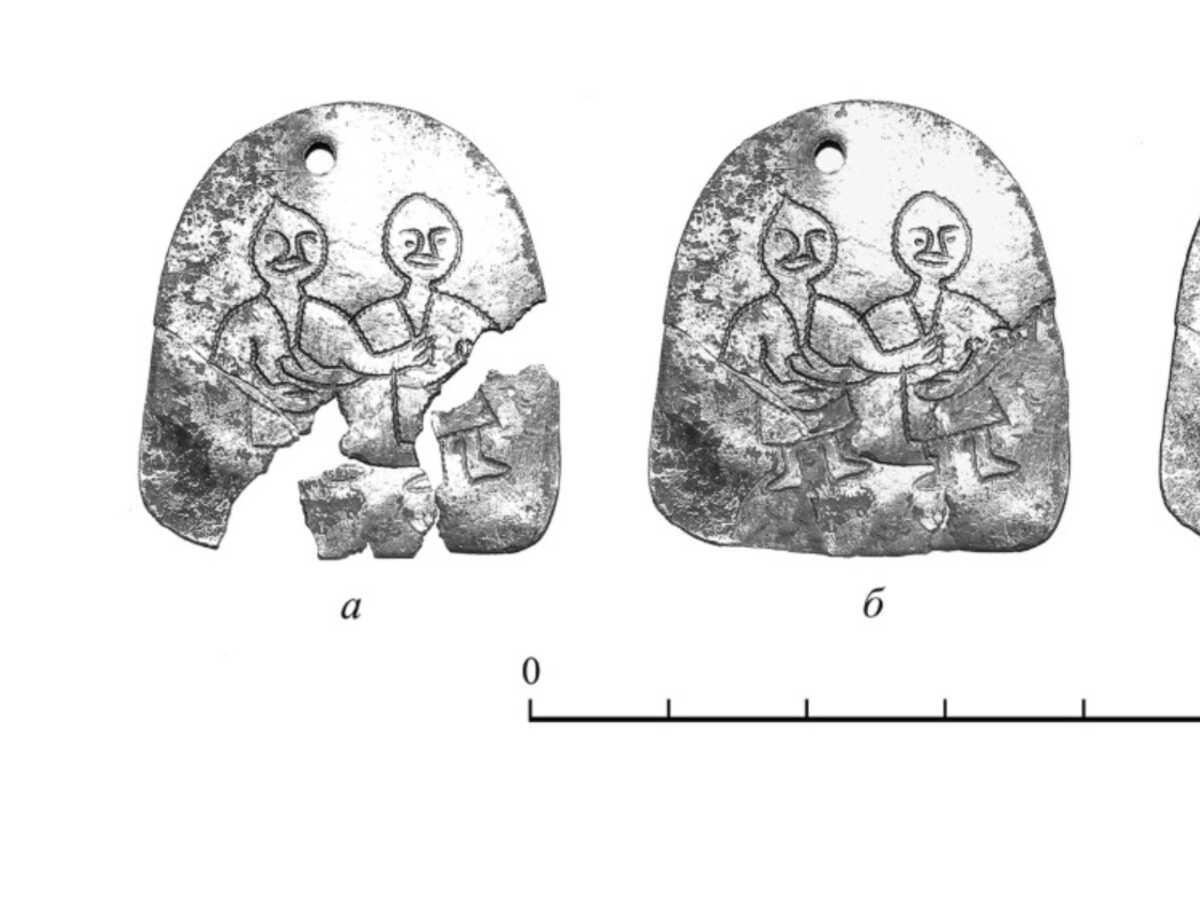 Une plaque en argent sur laquelle sont gravées deux figures humaines mise au jour par des archéologues en Russie