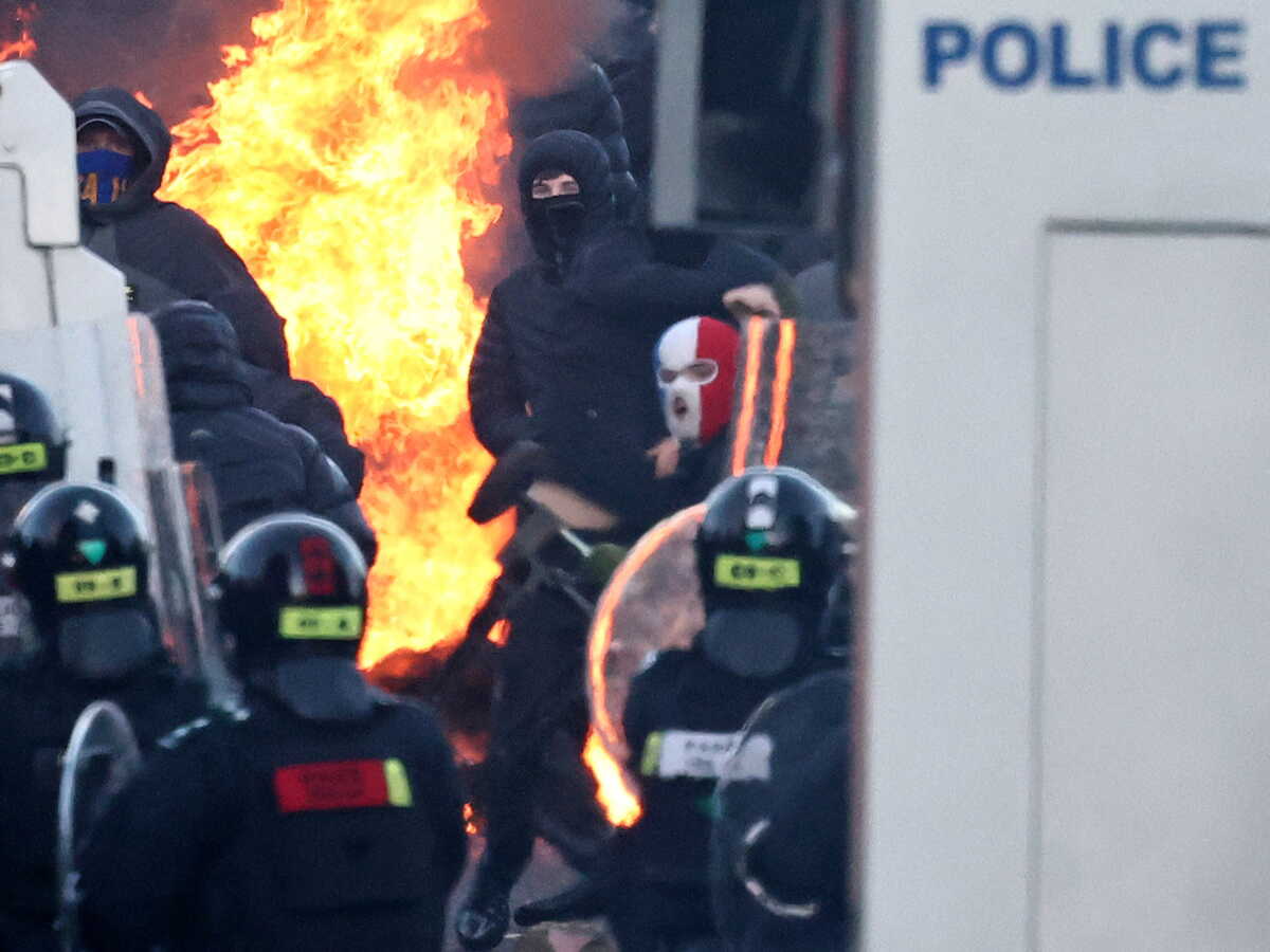 À Belfast, une nouvelle nuit de violentes émeutes racistes
