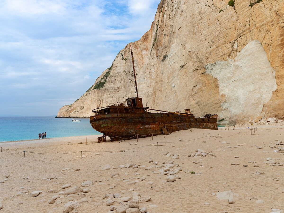 Grèce: la plage du Naufrage à Zante va être agrandie pour sauver son épave mythique