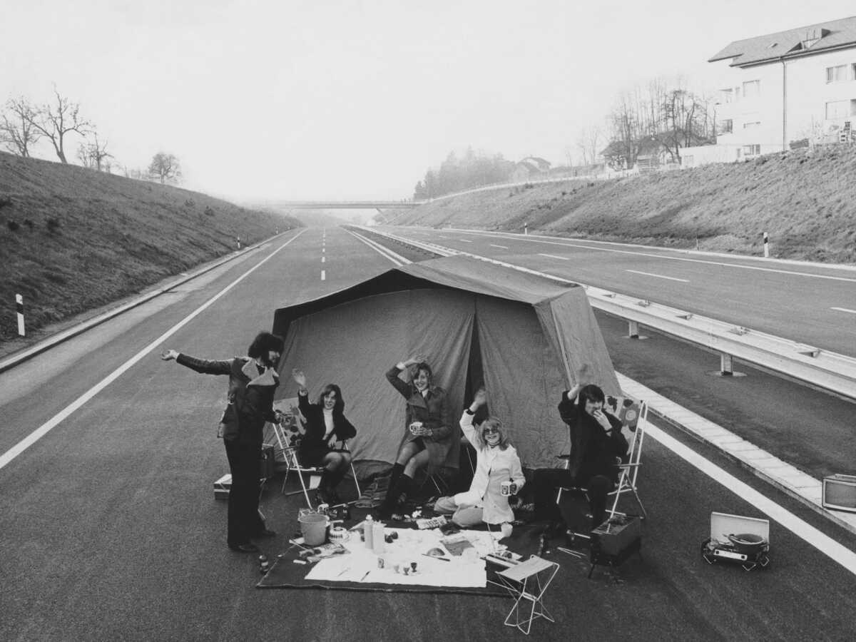 Cette image d’une tente sur une autoroute raconte le premier choc pétrolier