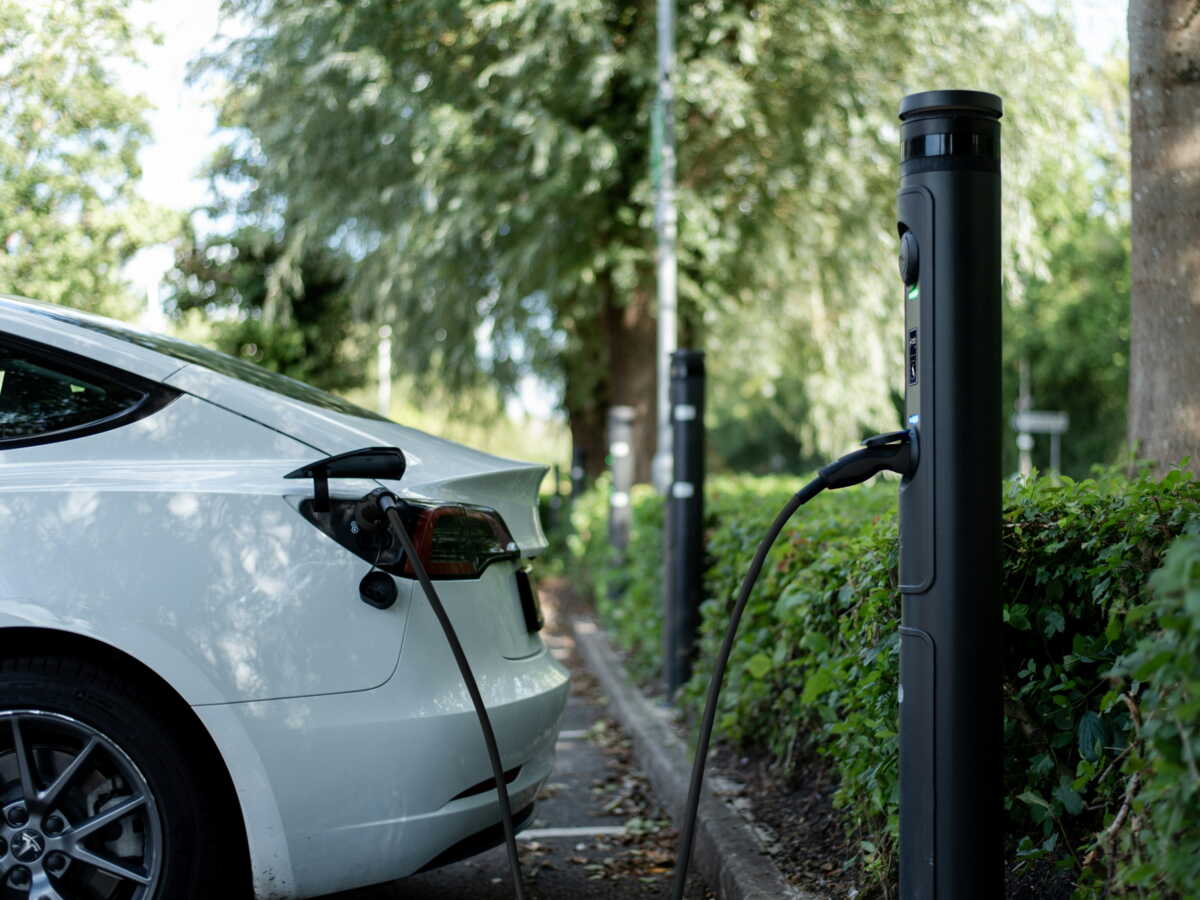 Les voitures hybrides rechargeables polluent jusqu’à 4,6 fois de plus que prévu