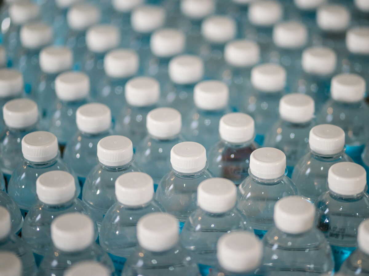 Guerre en Ukraine: une famille de milliardaires se bat pour continuer à vendre des bouteilles d’eau malgré les sanctions de Kiev