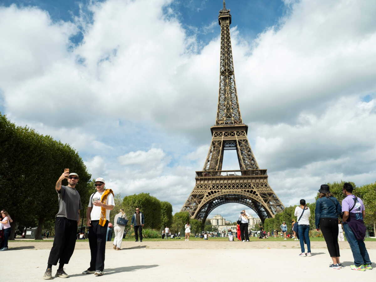 Tourisme en France: les vacanciers internationaux continuent d'affluer, mais les Français sont restreints par leur budget