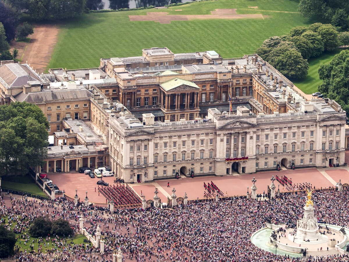 À Buckingham Palace, d’étonnants objets retrouvés dans les murs lors de travaux