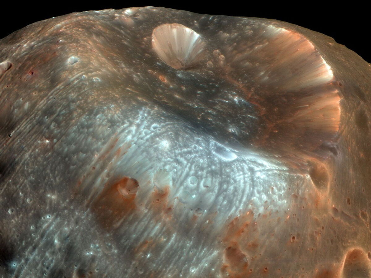 Un cratère géant sur Phobos, un mystérieux nuage sur Mars, le retour de Sophie Adenot sur Terre… Les images spatiales de la semaine