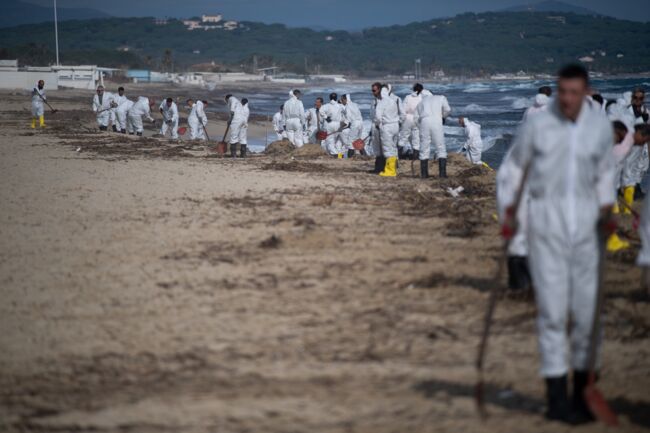 Le Nettoyage Complet Des Plages Polluées Du Var Prendra Des