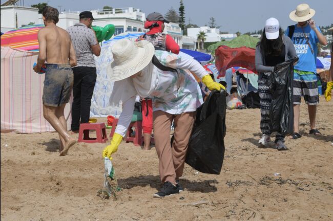 Sur Les Plages De Tunisie Des Citoyens En Guerre Contre Les