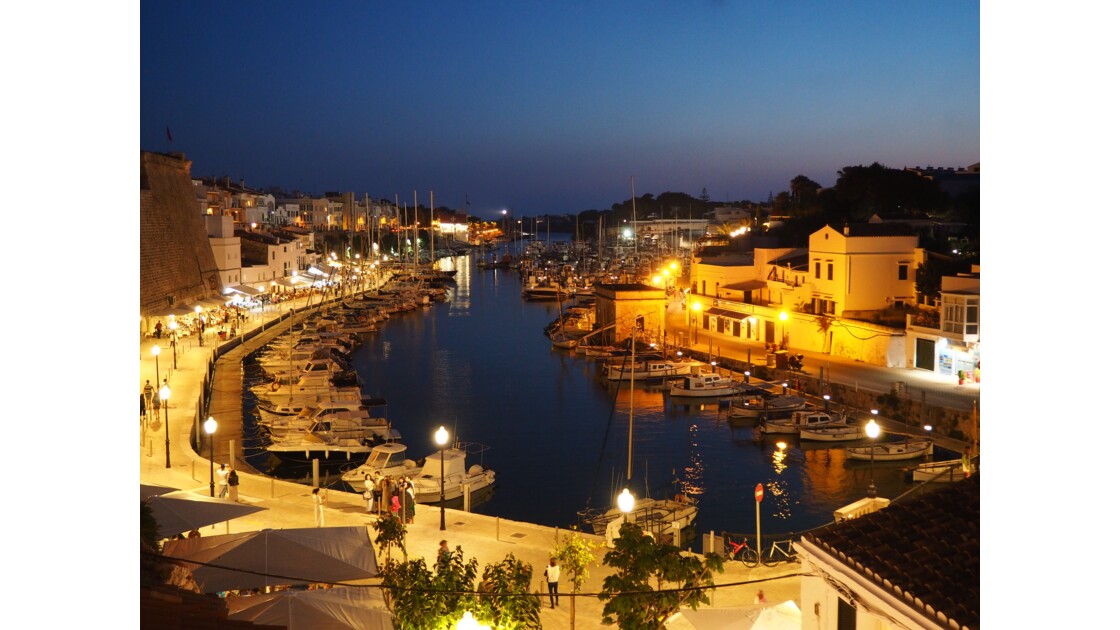 Tombée de la nuit sur le port de Ciutadella