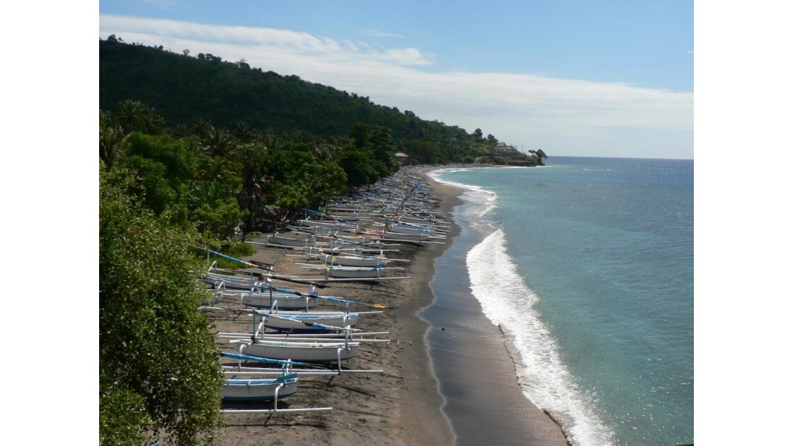  Bali  Amed  Alignement de bateaux sur la plage d Amed  Geo fr