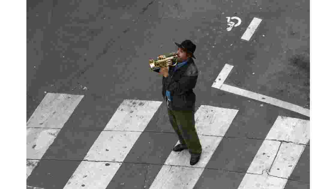 Chanteur dans les rues de Paris
