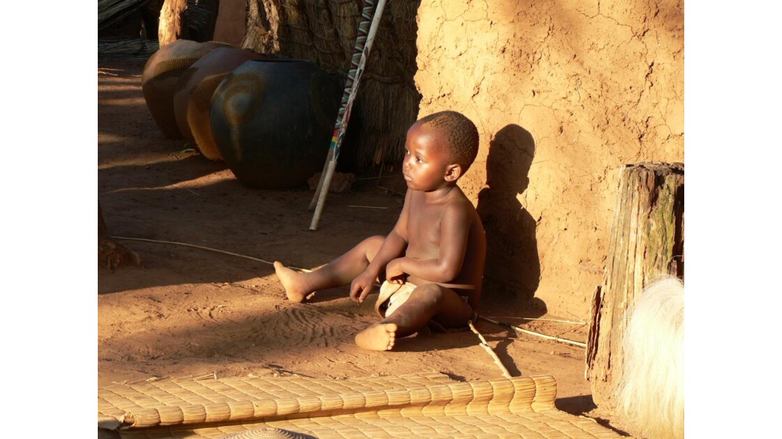 enfant dans village zulu
